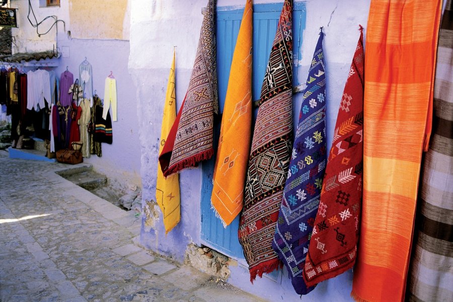 Vente de foulards colorés à Chefchaouen. Hugo Canabi - Iconotec