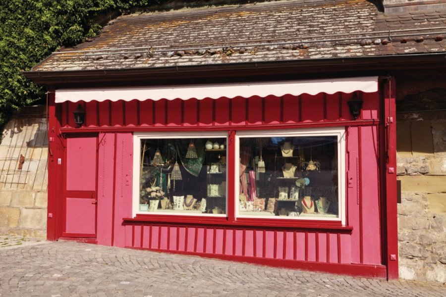 Petite boutique dans la vieille ville. (© Philippe GUERSAN - Author's Image))