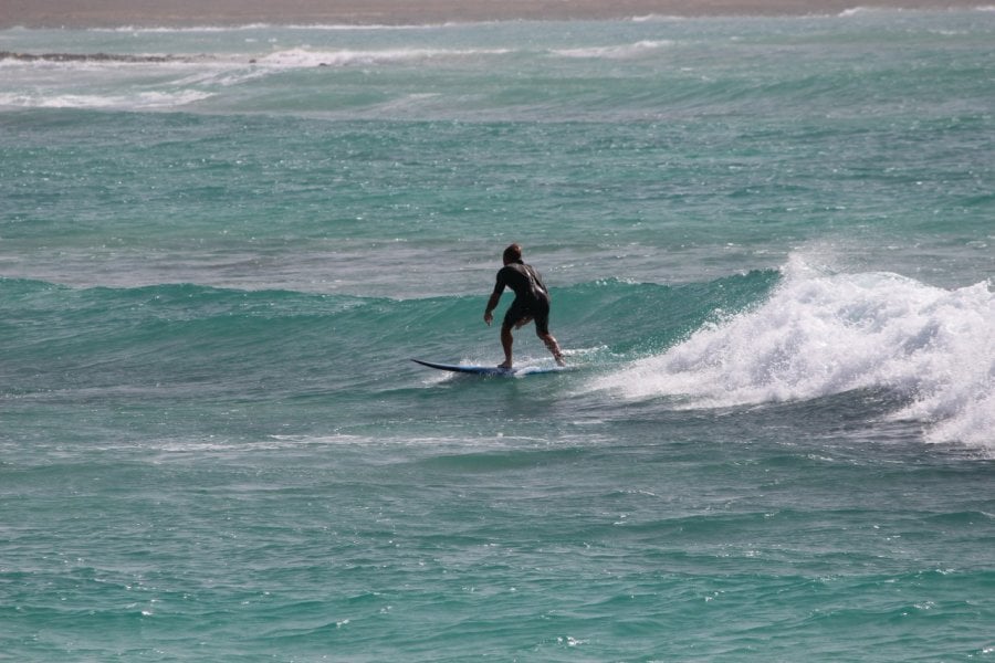 Surf sur l'île de Sal (© Abdesslam Benzitouni))