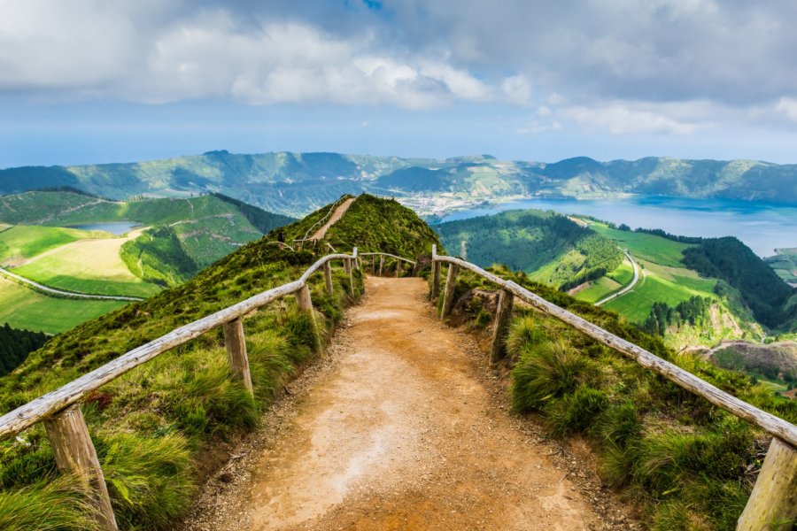 En route vers Sete Cidades, São Miguel. Vicky SP - Shutterstock.com