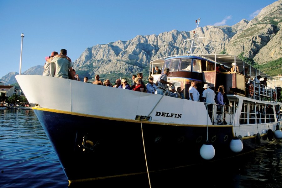 Bateau dans le port de Makarska. Author's Image