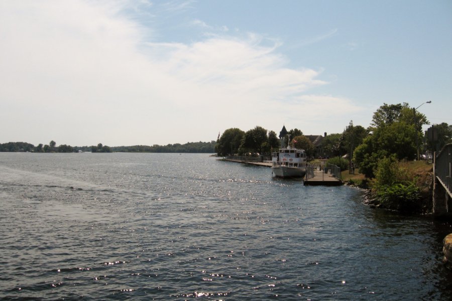 Quai et bateau des croisières dans les Mille-Îles. Valérie FORTIER