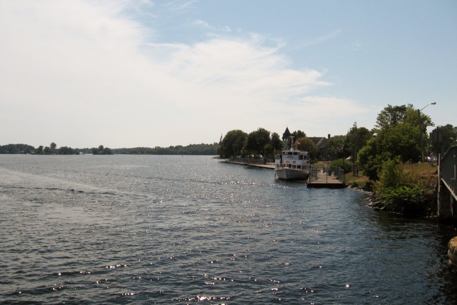 Quai et bateau des croisières dans les Mille-Îles. Valérie FORTIER