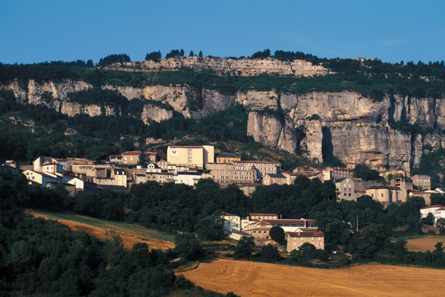 Le village de Roquefort, adossé au flanc du Combalou TOM PEPEIRA - ICONOTEC