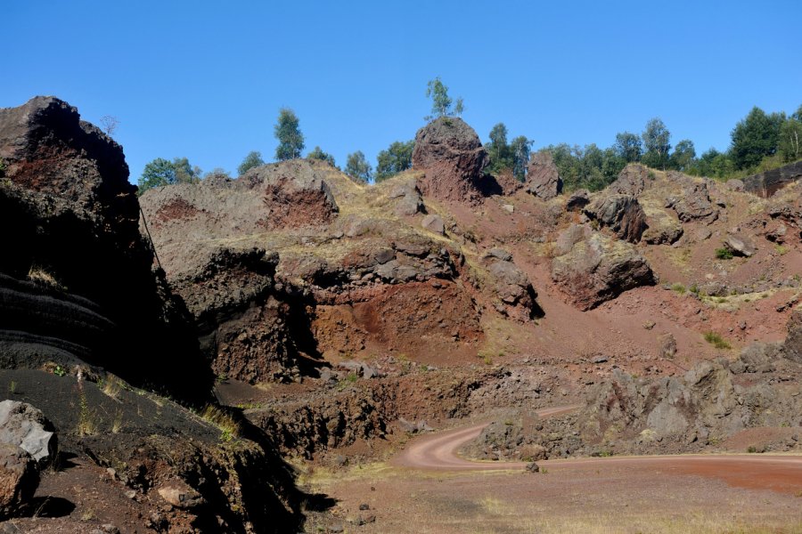 A l'intérieur du cratère du volcan de Lemptegy. Gilles Paire  -Shutterstock.com