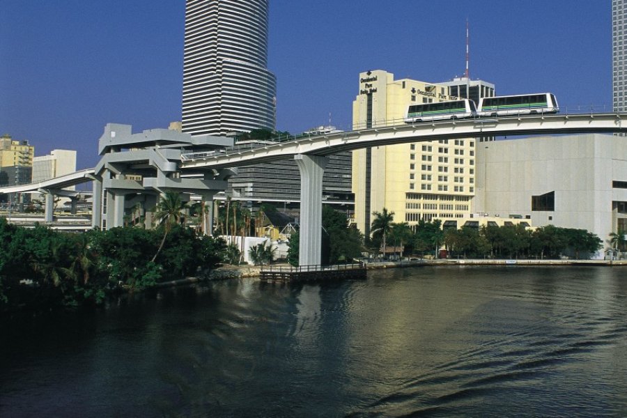 Miami River et First Union Bank Building. (© Tom Pepeira- Iconotec))