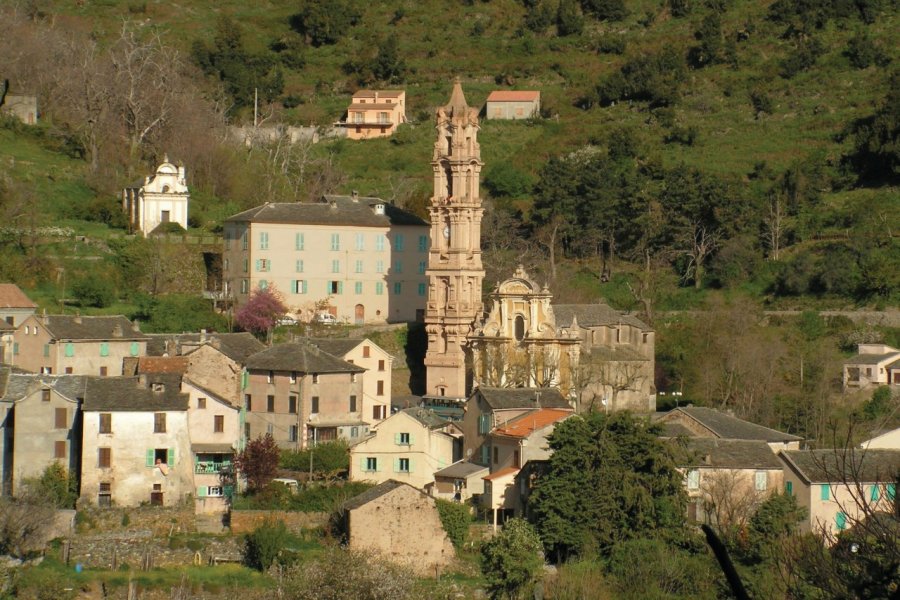 Vue sur le village de La Porta. Destination Costa Verde