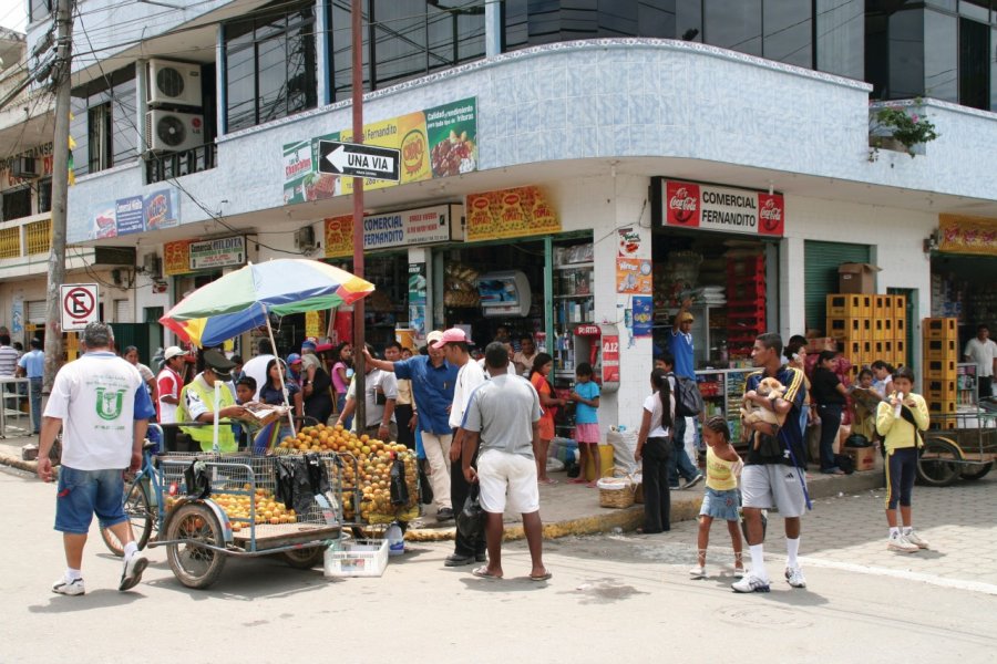 Rue commerçante à Coca. Stéphan SZEREMETA