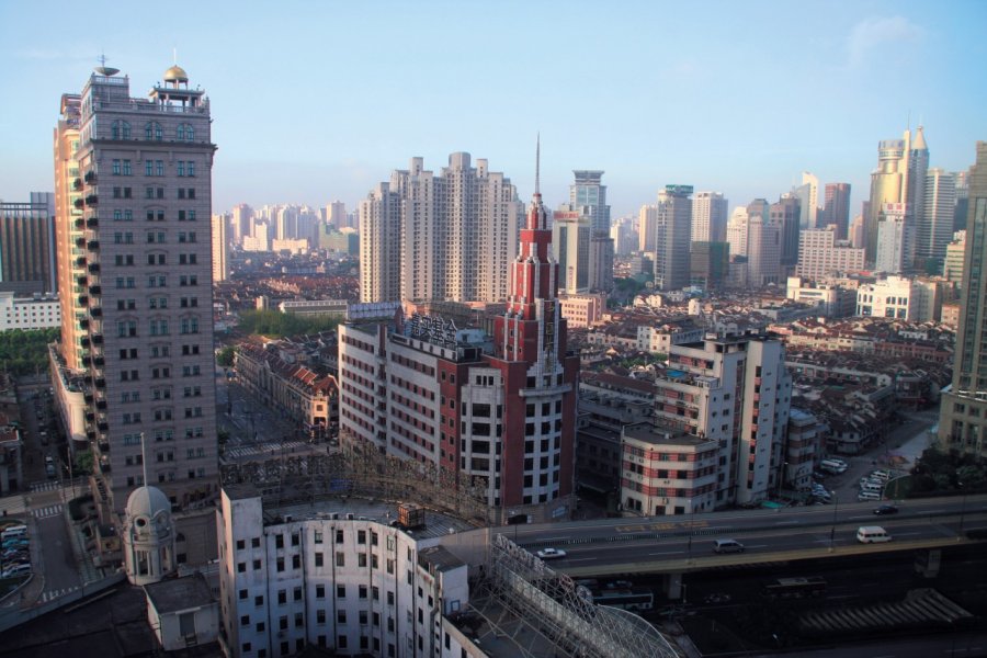 Au coeur de Shanghai les tours modernes de bureaux cotoient les immeubles d'habitations. Stéphan SZEREMETA