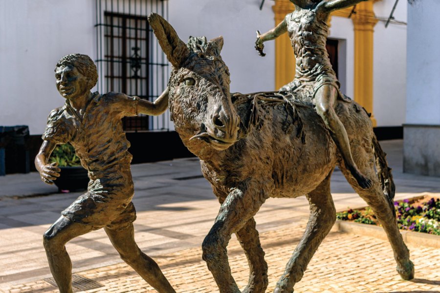 Sculpture de l'artiste Pedro Requejo Novoa en hommage à Juan Ramon Jimenez et son livre Platero y yo, à Moguer. Lux Blue - shutterstock.com