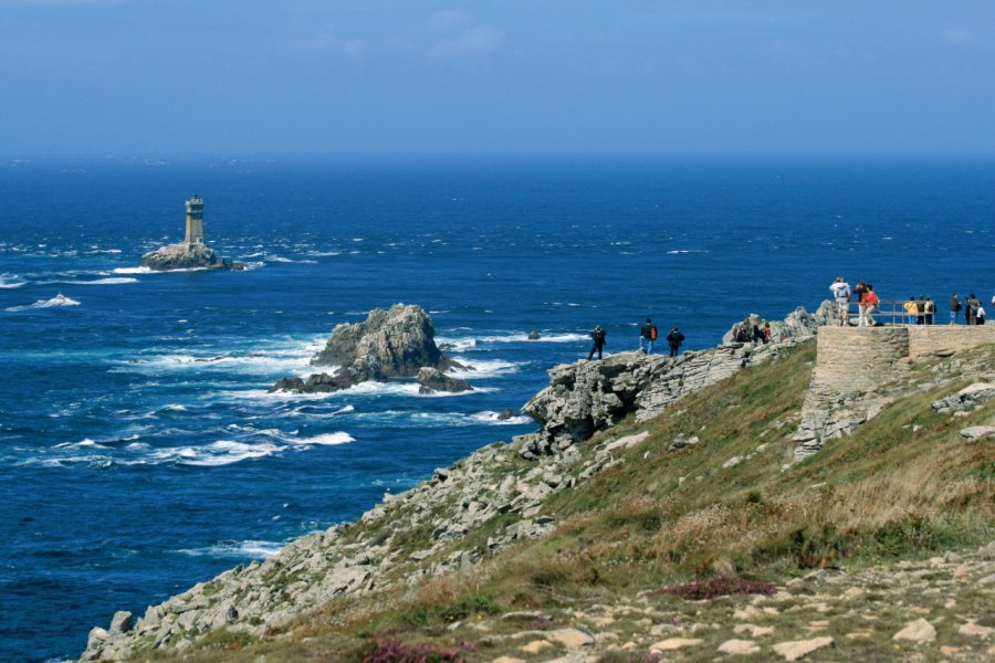 Entre lande et océan, la Pointe du Raz est un site naturel extraordinaire. SÉBASTIEN DELAUNAY - FOTOLIA