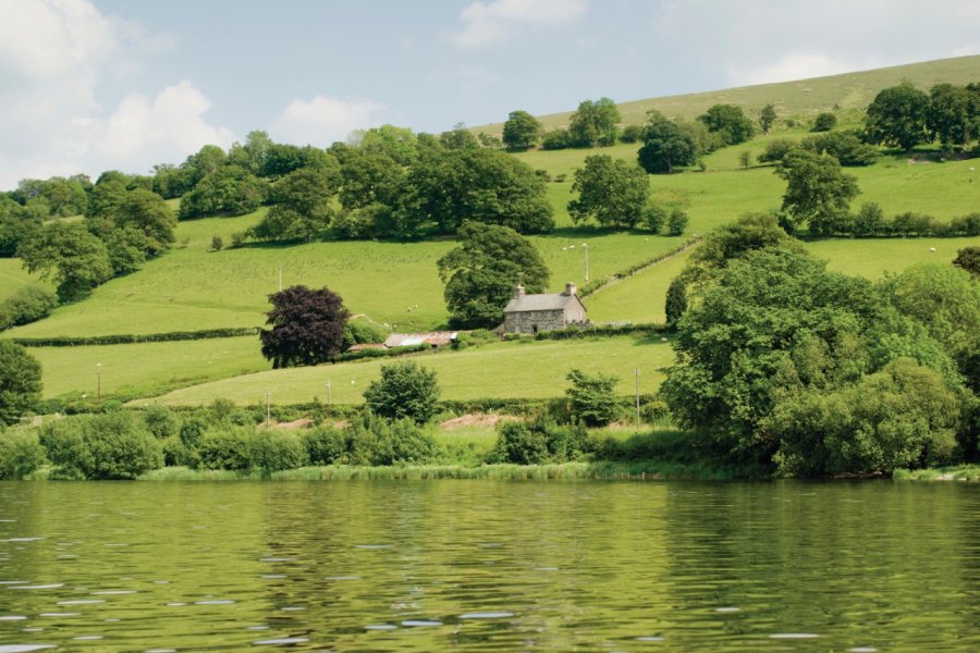 Vue des terres agricoles depuis le lac Bala iStockphoto.com/stephenmeese