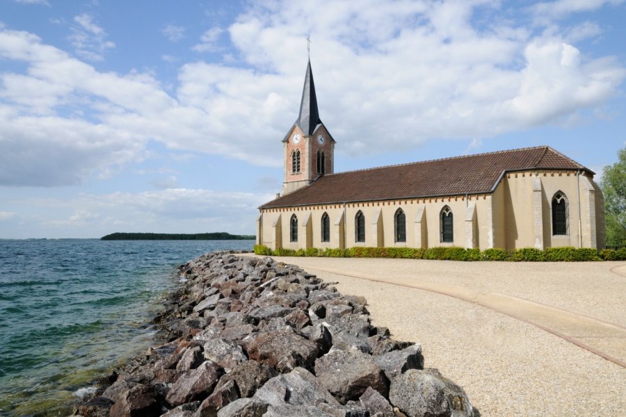 Église de Champaubert au bord du lac du Der (© Gilles Oster))