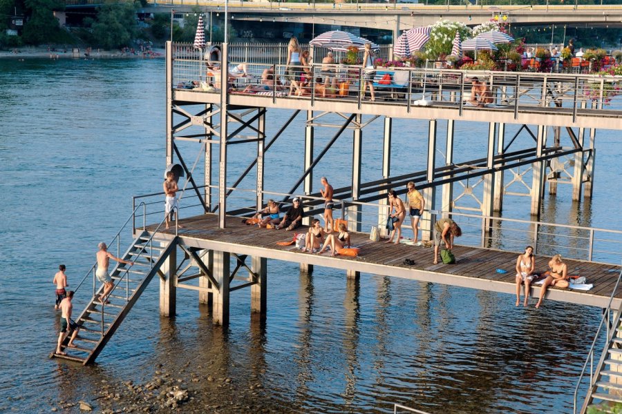 Baignade dans le Rhin, Rheinbadehaus. Basel Tourismus