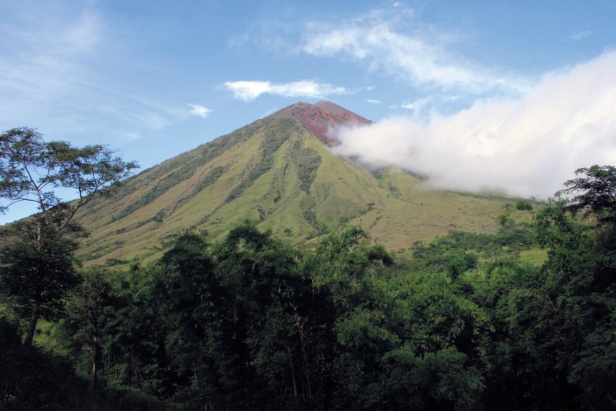 Volcan Inerie dominant la région de Bajawa. Eloïse BOLLACK