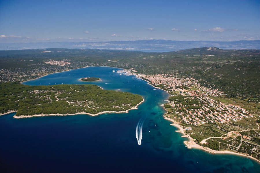 Vue aérienne de Punat. Spanic - iStockphoto