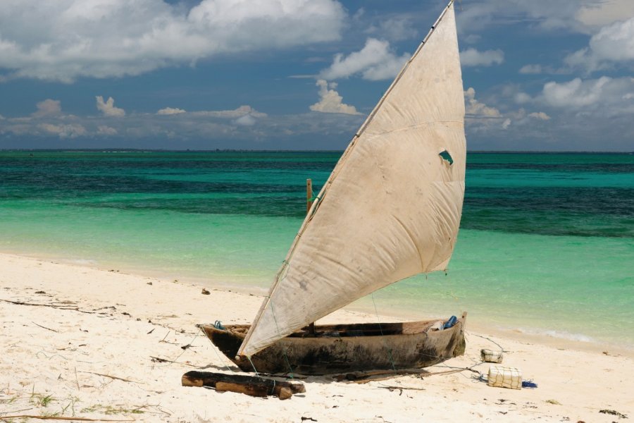 Bateau de pêche sur la plage de Kiwengwa. Rrchphoto - iStockphoto