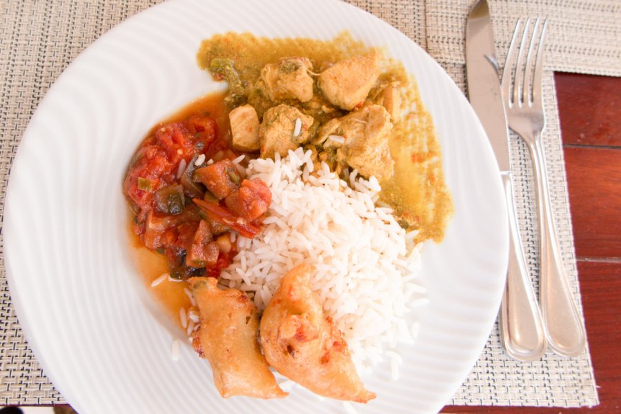 Poulet colombo servi avec des accras. shutterstock - sylv1rob1