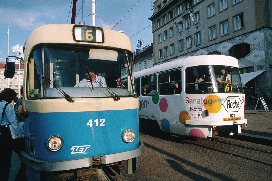 Deux tramways place Ban Josip Celacic. Ana NEVENKA - Iconotec