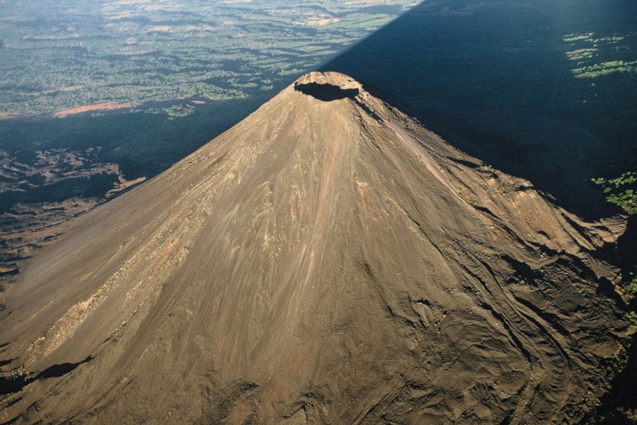 L'Izalco est le plus jeune volcan du Salvador, sa dernière éruption date de 1966. (© Salvadorean Tours))