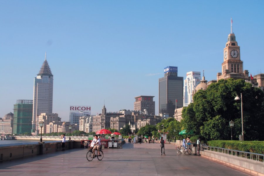 Le Bund est le lieu de promenade favori des locaux. Stéphan SZEREMETA