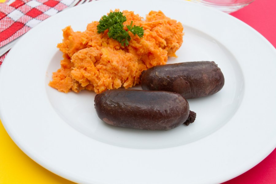 Boudin noir créole, accompagné d'une purée de patates douces. page frederique - Shutterstock.com