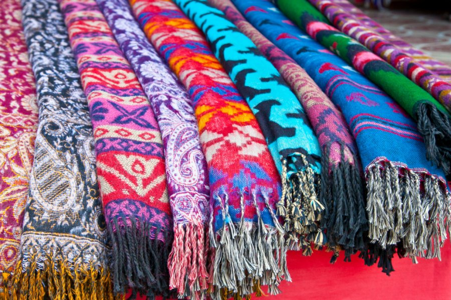 Pashminas sur un marché de Pokhara. Aleksandar Todorovic - SHutterstock.Com