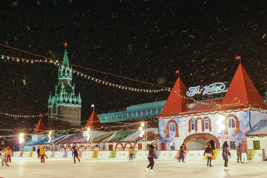 Atmosphère féérique sur la patinoire du GOUM. Elena Yuzina