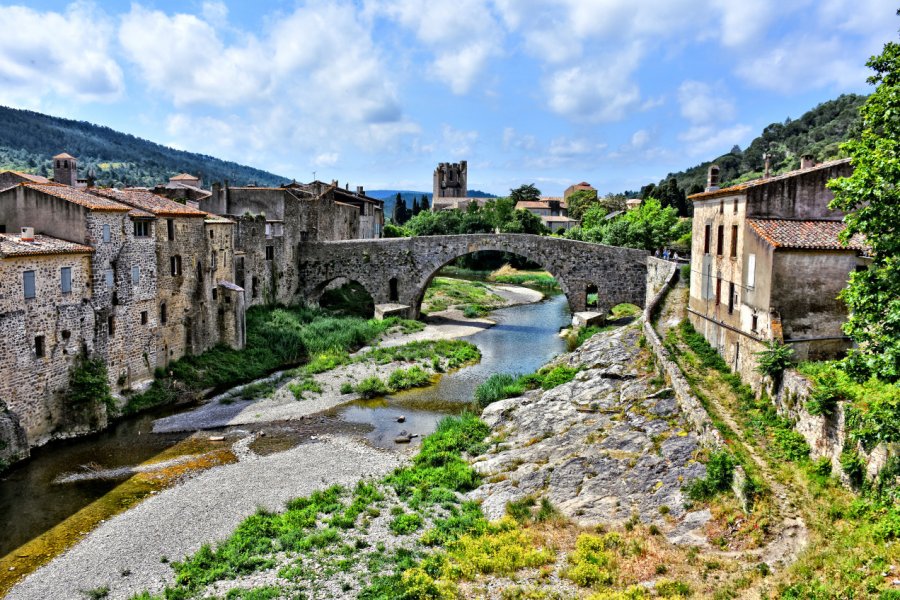 Village de Lagrasse. shutterstock.com -Gennady Stetsenko