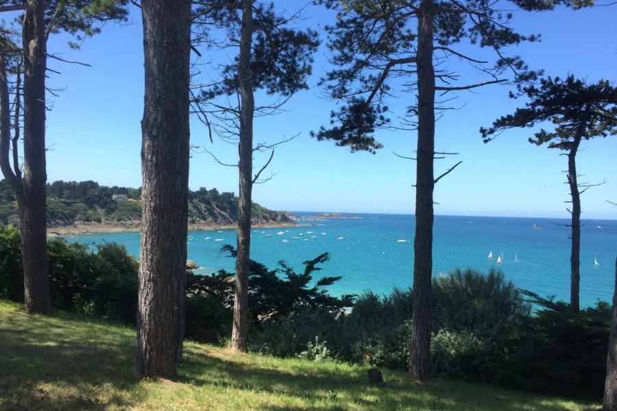 Vue mer en surplomb de la plage de la Fourberie. Floriane RAVARD