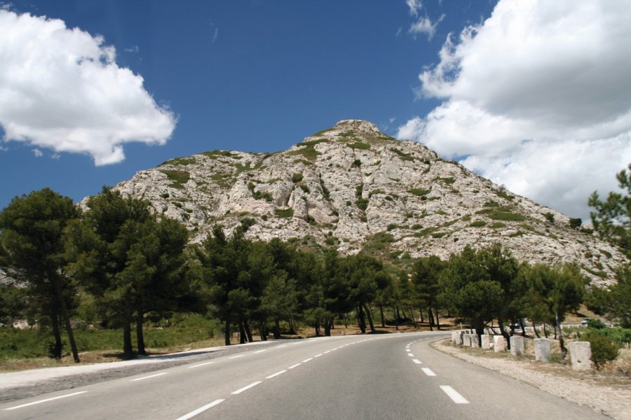 Route des Alpilles - Les Baux-de-Provence. (© Stéphan SZEREMETA))
