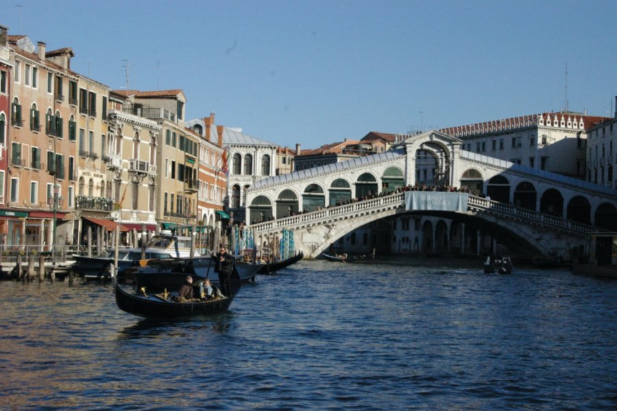 Ponte di Rialto sur le Grand Canal. (© Stéphan SZEREMETA))