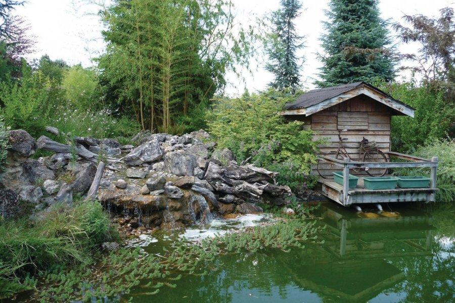 Le cabanon et le vieux vélo près de l'étang, les jardins de Beauchamp Les jardins de Beauchamp