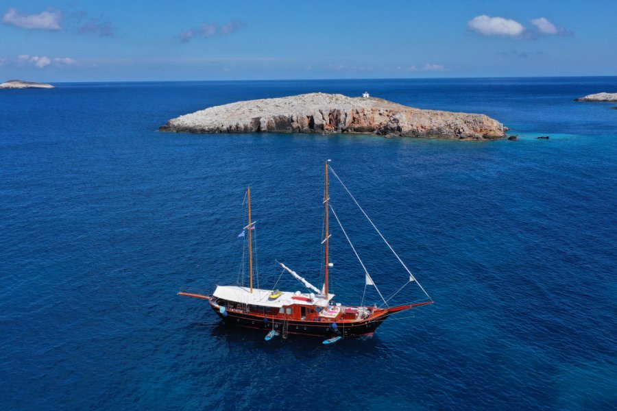 Croisière en caïque le long de la côte de Folegandros. Aerial-motion - Shutterstock.com