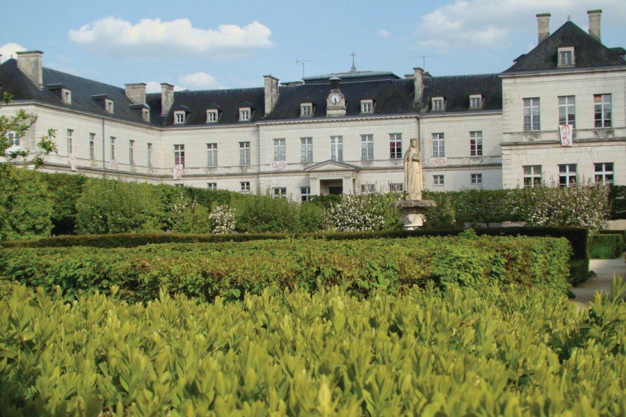 La statue de Marguerite de Bourgogne, sur le parvis de l'Hôtel-Dieu Julia Valentin