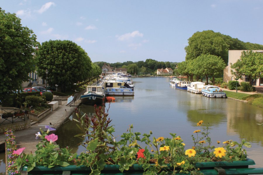 Le port de plaisance du canal de Briare (© Laurine45 - Fotolia))