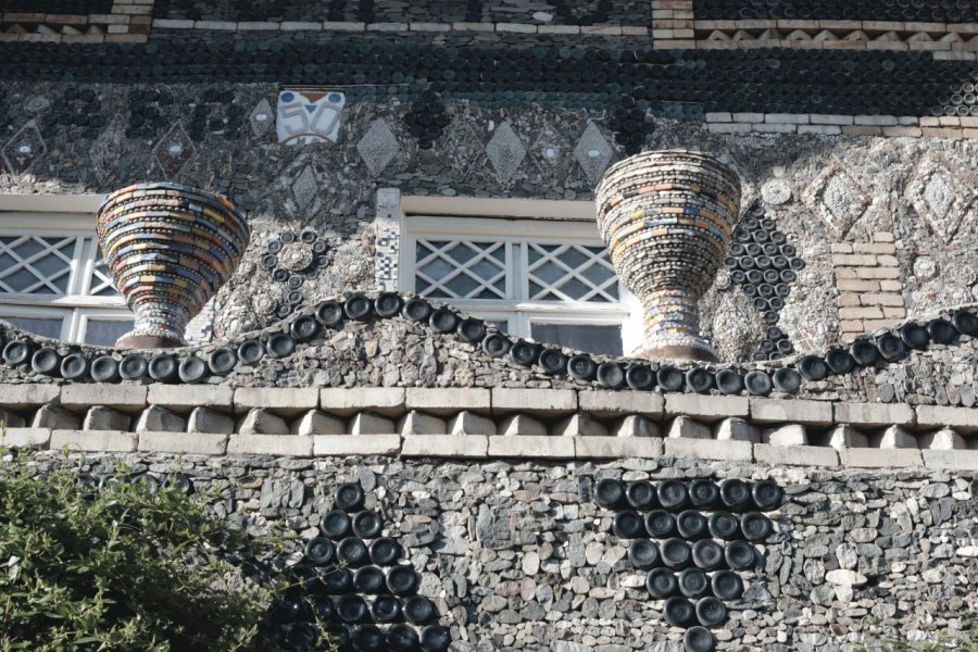 Détail de la maison bouteille. Sylvie FRANCOISE