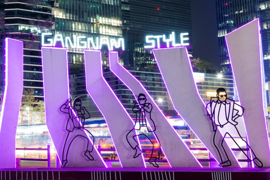 Silhouettes lumineuses du célèbre chanteur Psy sur la place Gangnam à Seoul. ThomasLENNE - Shutterstock.com
