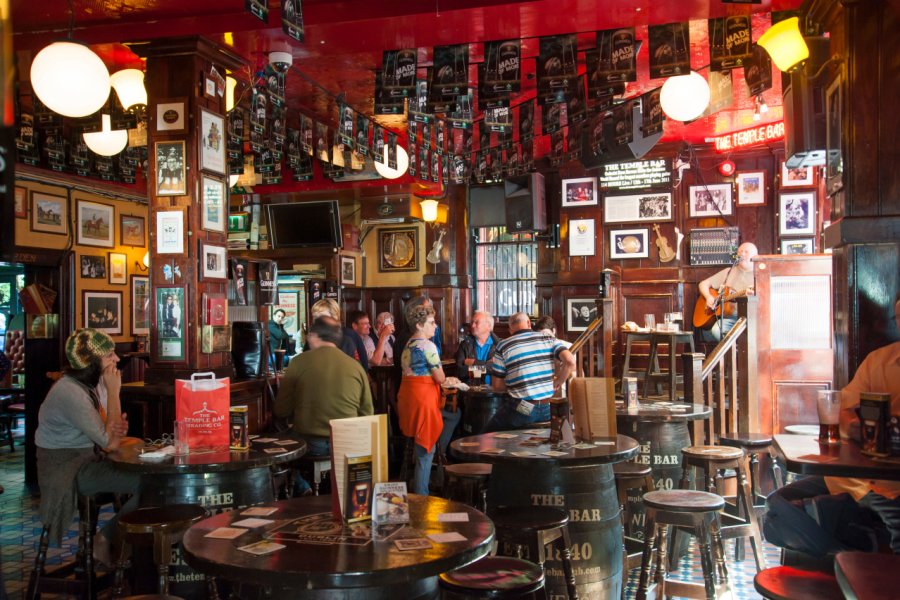 Le Temple Bar, lieu incontournable pour écouter de la musique à Dublin. Sharkshock - Shutterstock.com