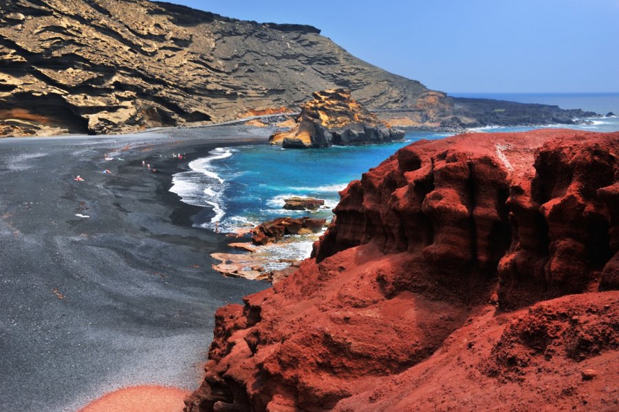 Plage de sable noir dans le golfe d' El Golfo. Oleg Znamenskiy - Shutterstock.com