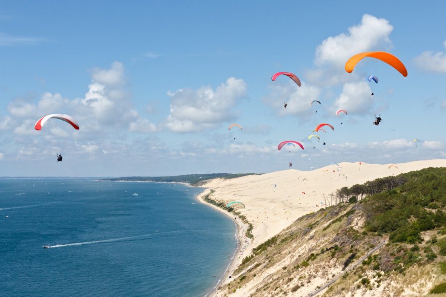 Parapente au-dessus de la dune du Pilat. Philippe Devanne - stock.adobe.com