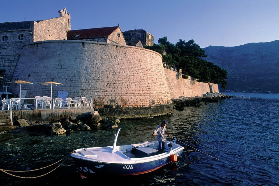 Pêcheur au pied des remparts de Korčula. Ana NEVENKA - Iconotec