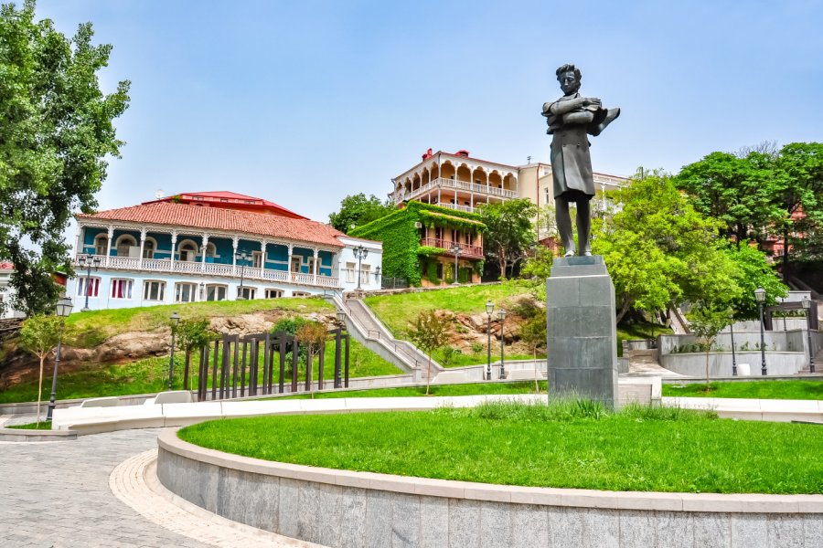 Monument dédié au poète Nikoloz Baratashvili à Tbilissi. Mistervlad - Shutterstock.com