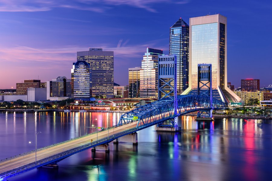 Jacksonville à la tombée de la nuit. ESB Professional - Shutterstock.com