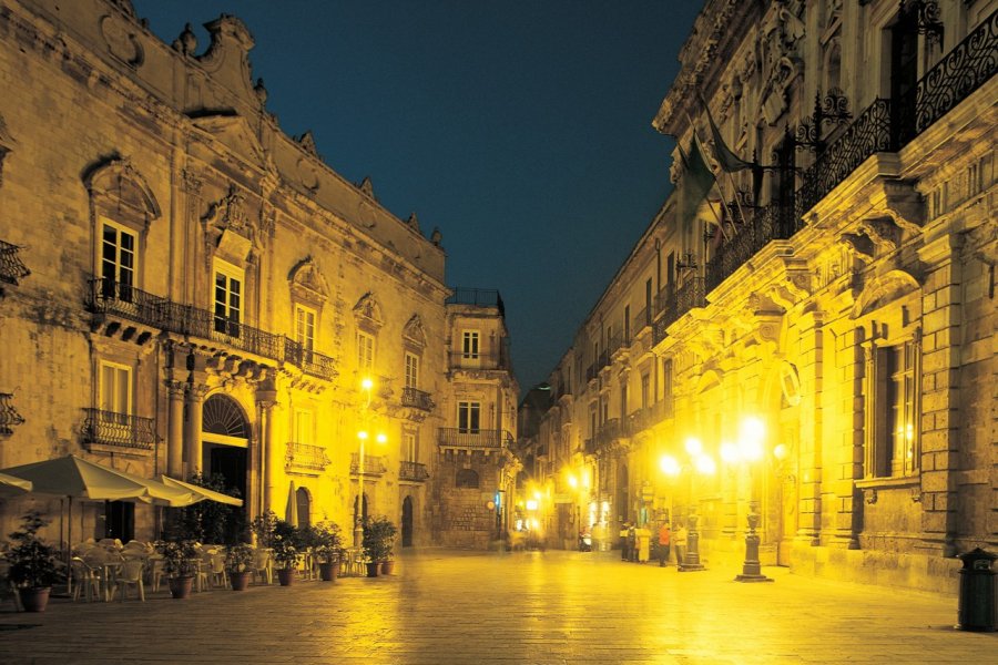 Piazza del Duomo et palais Beneventano del Bosco. Apollon - Iconotec