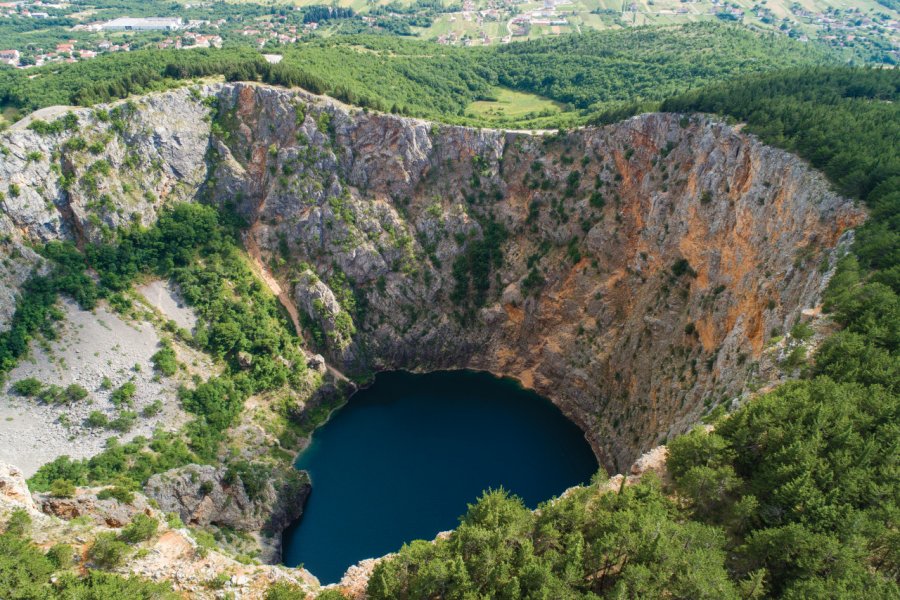 Le lac rouge d'Imotski. joachimbago - iStockphoto.com