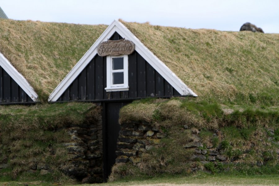Le musée maritime d'Hellissandur est installé dans des maisons couvertes d'herbes. Stéphan SZEREMETA