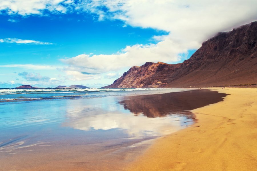 La plage de Famara à Lanzarote, où Pedro Almodovar a en partie tourné <i>Etreintes Brisées.</i> Marques - Shutterstock.com