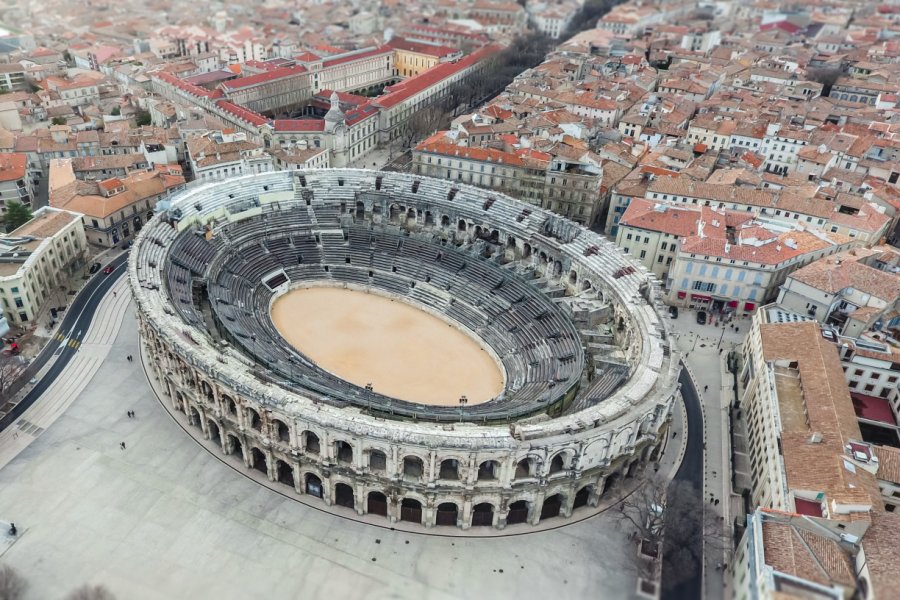Les arènes de Nîmes, l'un des témoins de l'architecture de l'Antiquité romaine qui a marqué la région. shutterstock.com -WindVector