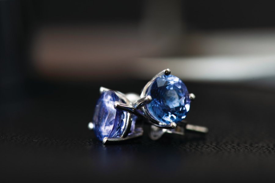 Boucles d'oreilles surmontées de tanzanite. solidcolours - iStockphoto.com